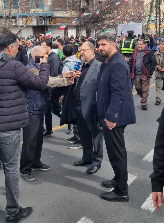 حضور محمد شریعتمداری در راهپیمایی ۲۲ بهمن