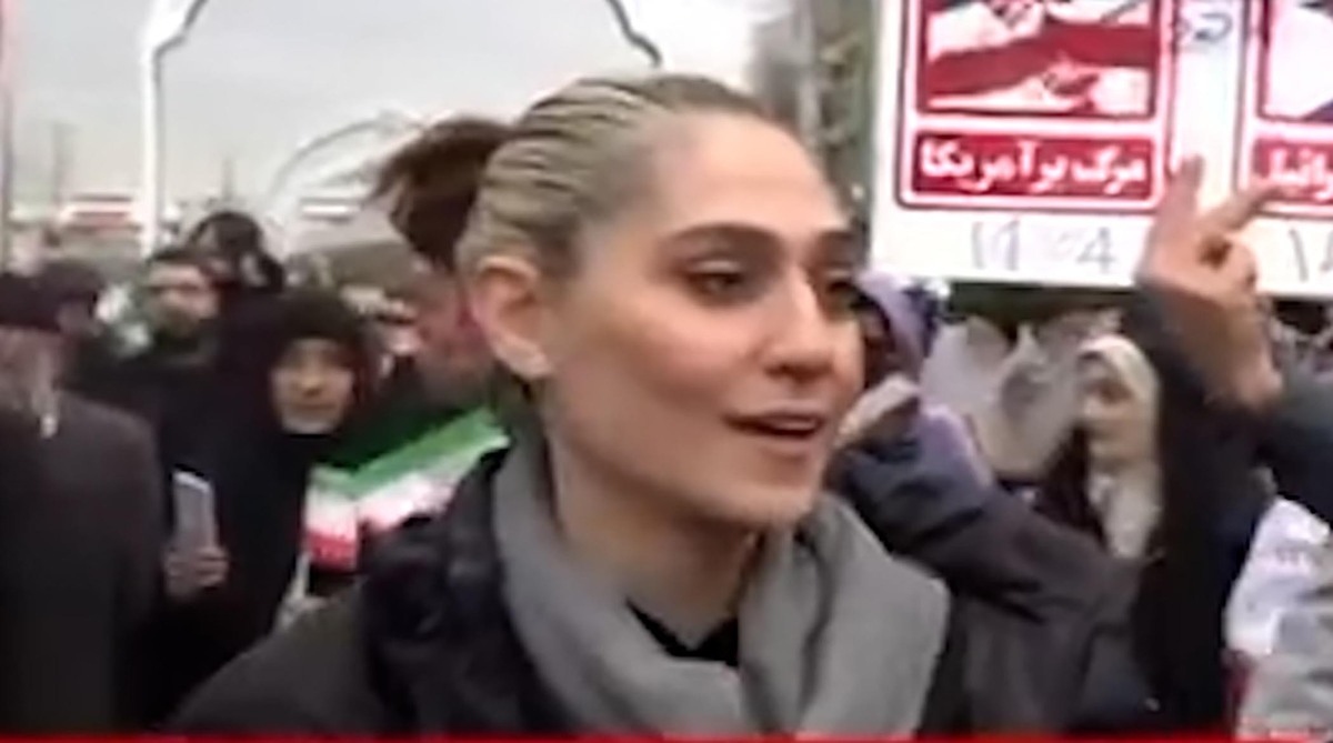 فیلم/ واکنش خبرنگار صداوسیما به مصاحبه با زنان بدون روسری در ۲۲ بهمن واکنش خبرنگار صداوسیما به مصاحبه با زنان بدون روسری