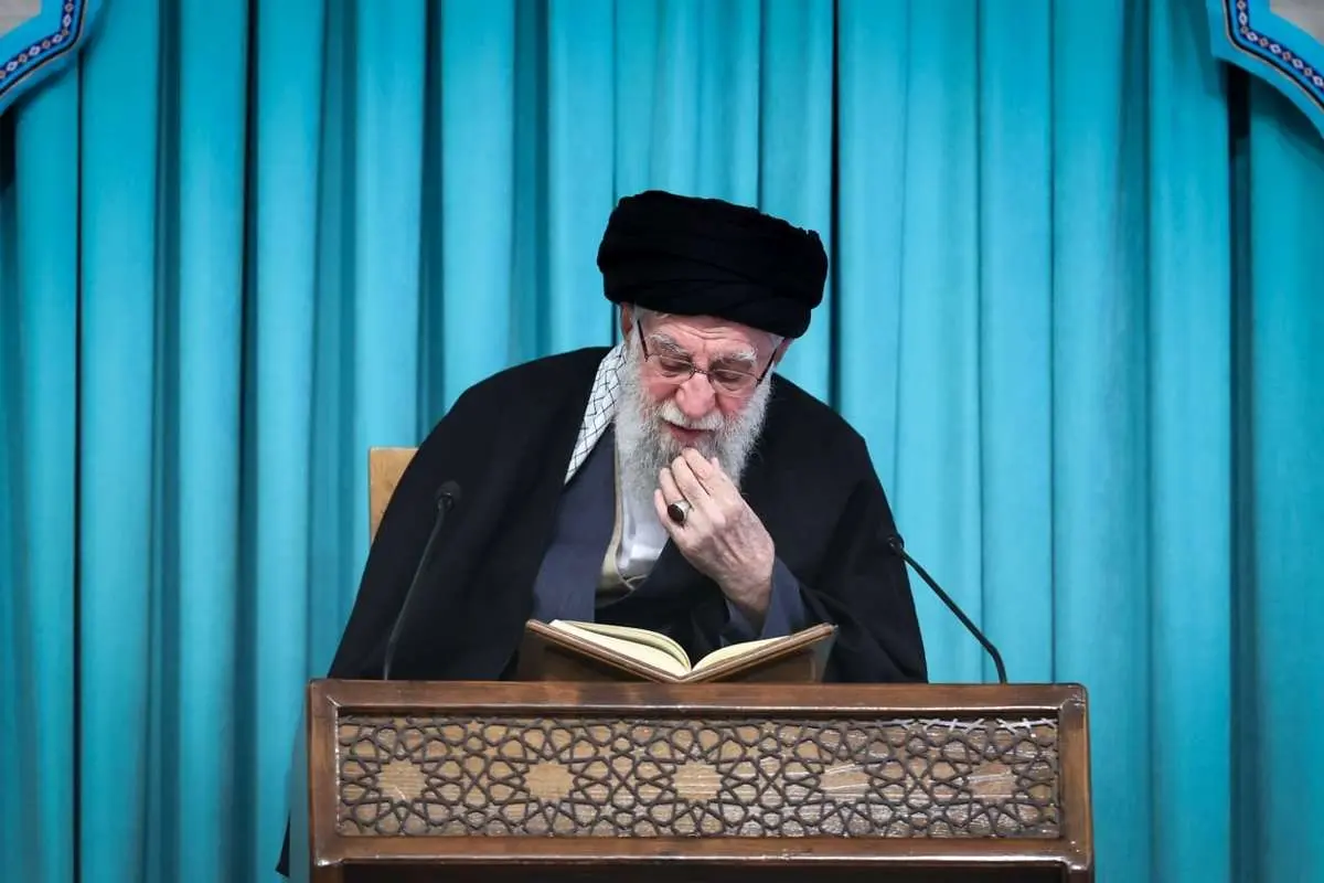 تصاویری از رهبر انقلاب در محفل انس با قرآن در اولین روز ماه رمضان
