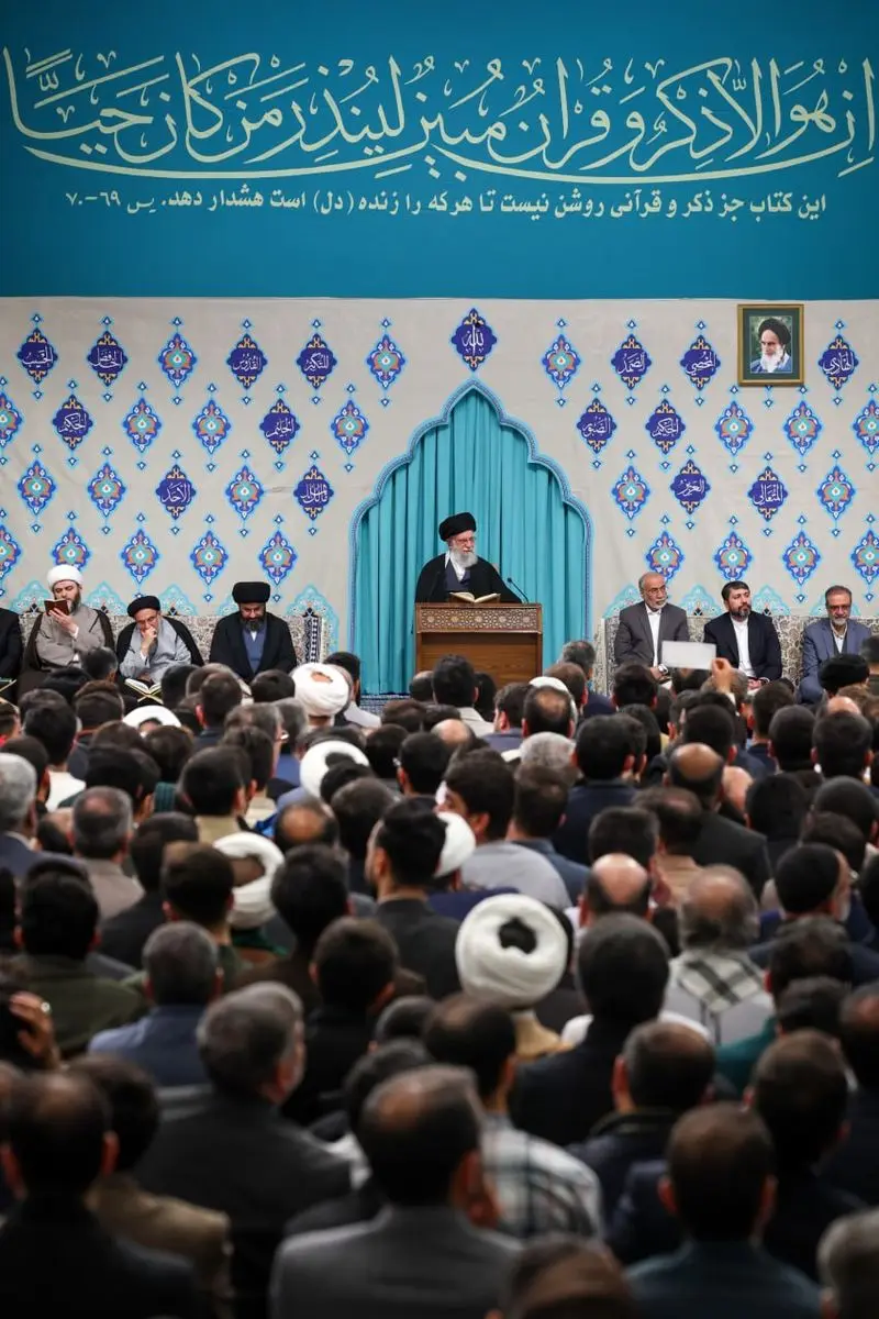 تصاویری از رهبر انقلاب در محفل انس با قرآن در اولین روز ماه رمضان