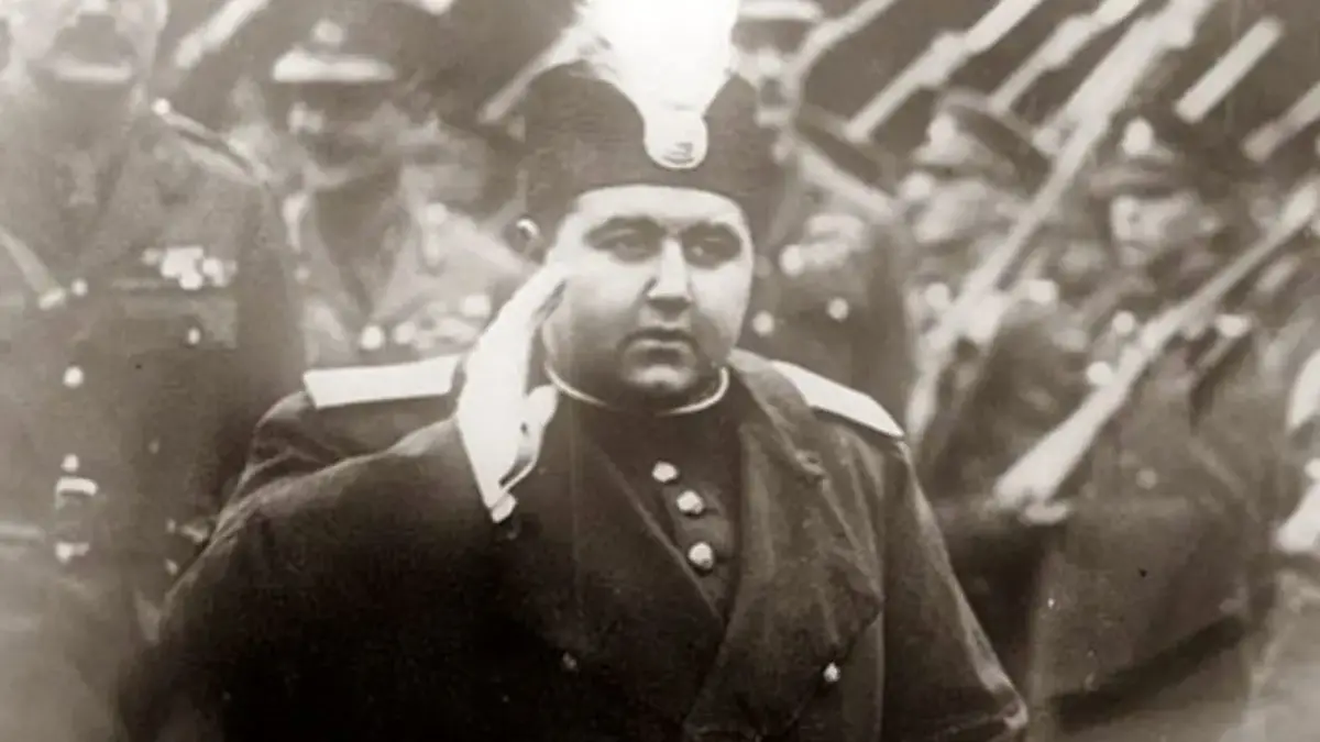 احمدشاه قاجار در کنار یک هواپیمای ملخ‌دار + عکس