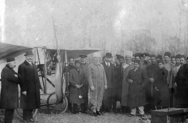 احمدشاه قاجار در کنار یک هواپیمای ملخ‌دار