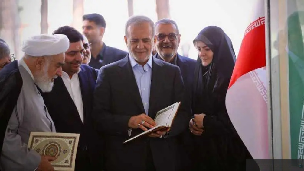 ببینید| بازنشر تفأل عجیب پزشکیان به قرآن در بدو ریاست پزشکیان