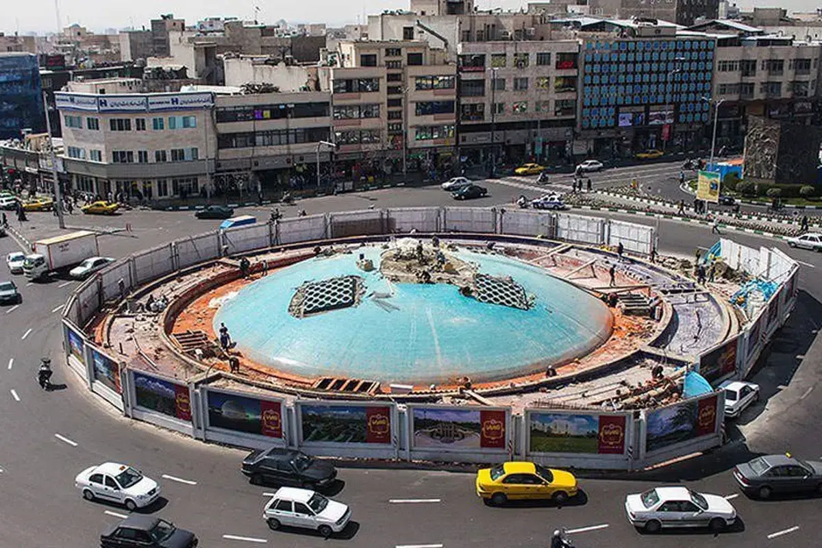 رونمایی از دیوارنگاره جدید میدان انقلاب با پیام تهدید علیه آمریکا