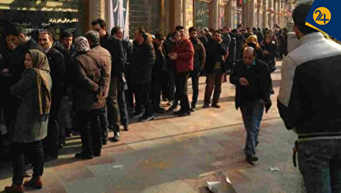 ایران ۱۴۰۴ | اقتصاد قطره‌چکانی و صف تجار با در دست داشتن کارت بازرگانی برای یک ساعت اینترنت