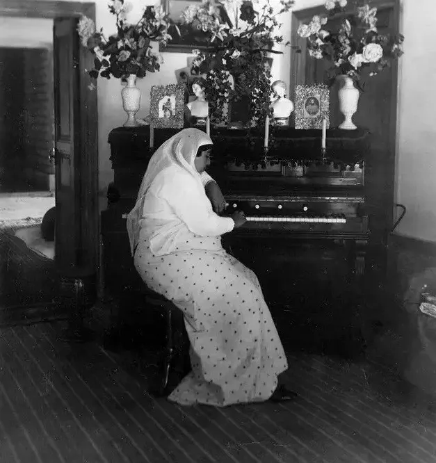 عکس| نوه ناصرالدین شاه در حال نواختن پیانو