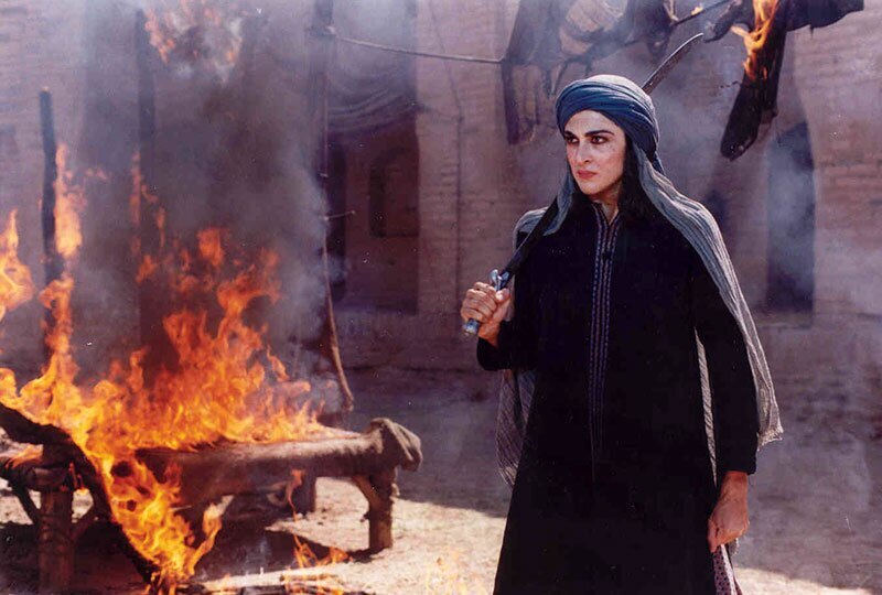 (عکس) جذابیت خاص ویشکا آسایش شمشیر به دست در فیلمی محصول سال ۷۹