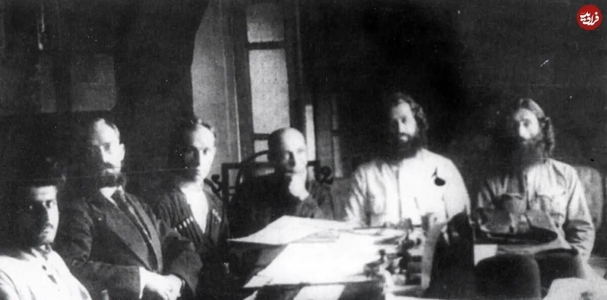 میرزا کوچک‌خان در حال مذاکره با نمایندگان دولت شوروی