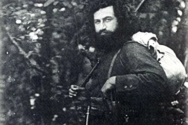 میرزا کوچک‌خان در حال مذاکره با نمایندگان دولت شوروی + عکس