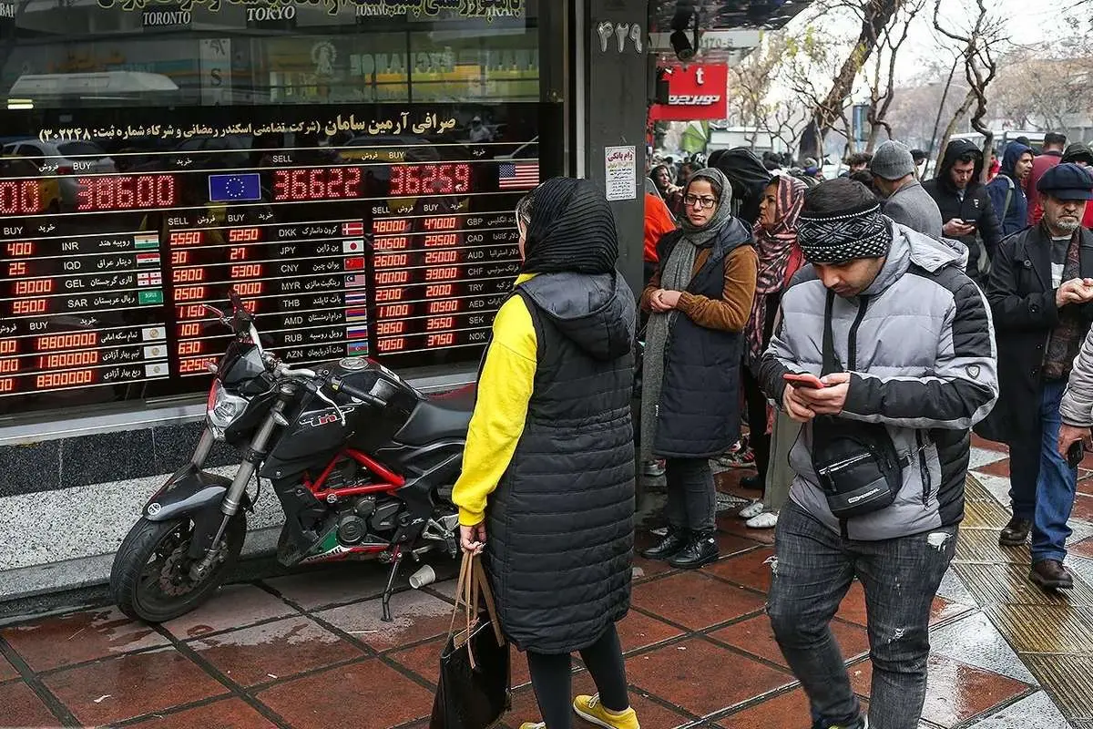 تزریق گسترده ارز توسط بانک مرکزی | دلار در کمتر از یک ساعت ۱۰ هزار تومان ارزان شد تزریق گسترده ارز توسط بانک مرکزی | دلار در کمتر از یک ساعت ۱۰ هزار تومان ارزان شد