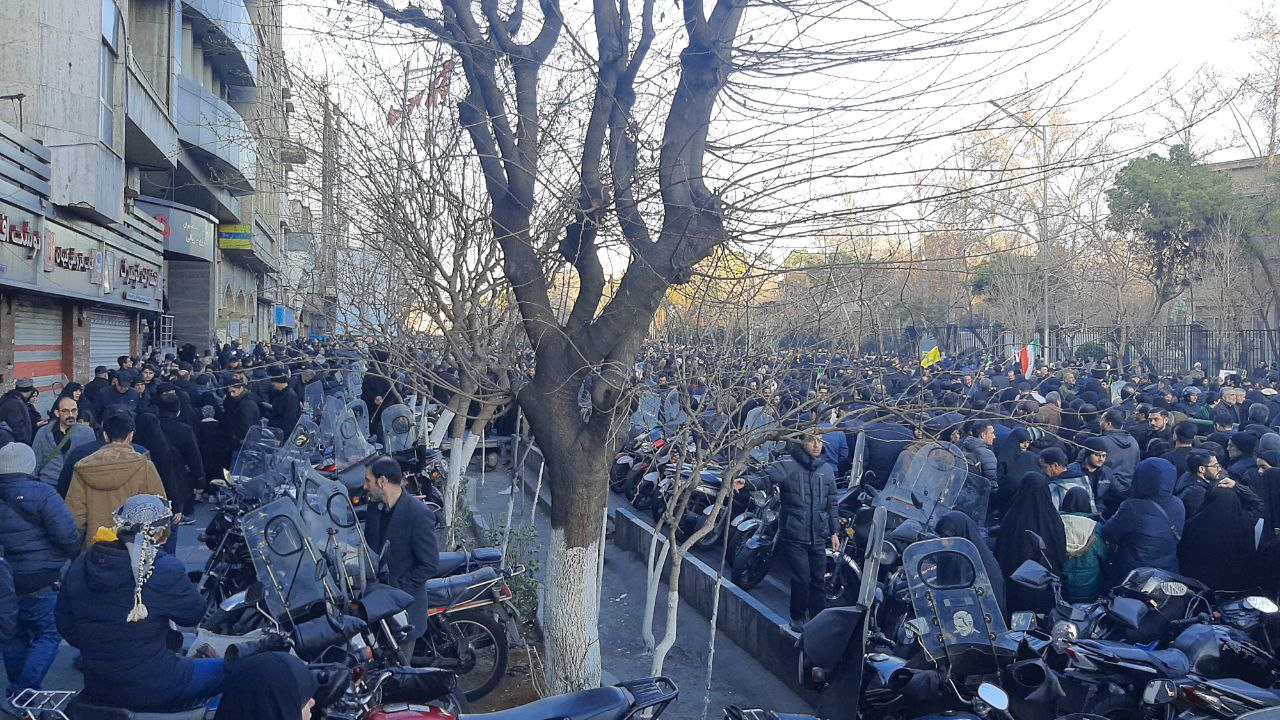 موج جمعیت عزادار رهبری به سمت میدان انقلاب تهران