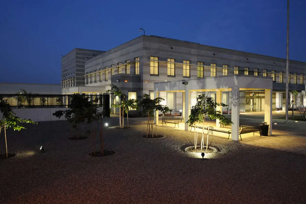 شهروندان پاکستانی کنسولگری آمریکا در کراچی را به آتش کشیدند +عکس