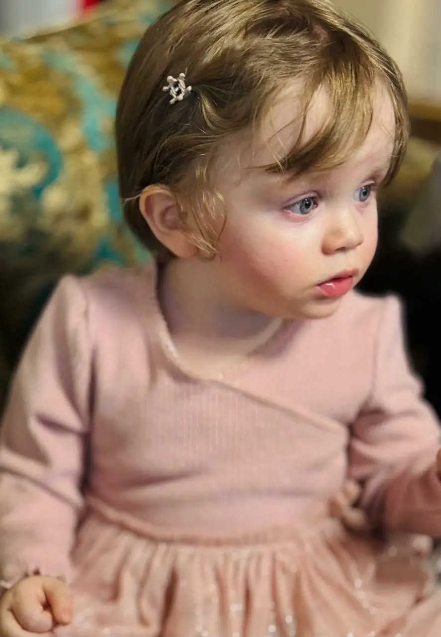 تصویری از نوه ۱۴ ماهه رهبر انقلاب که به درجه شهادت نائل شد