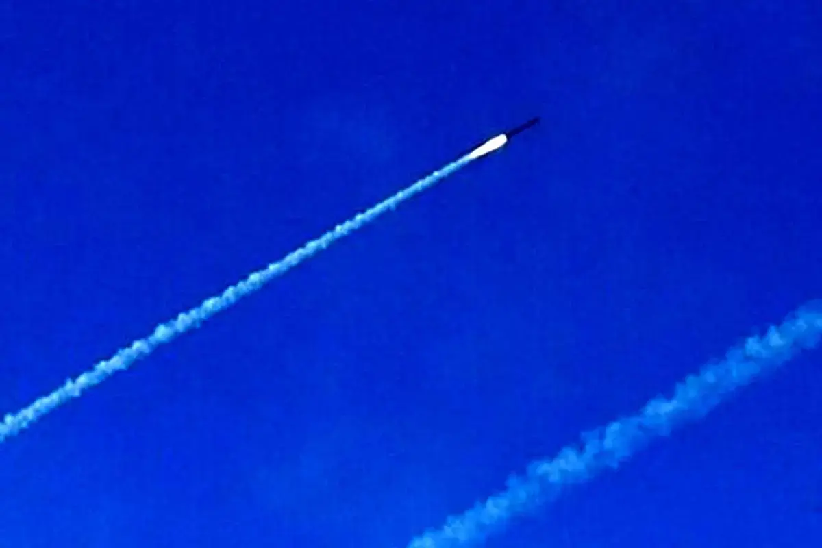 ببینید| شکار لحظه پرتاب موشک بالستیک از پنجره یک هواپیمای مسافربری