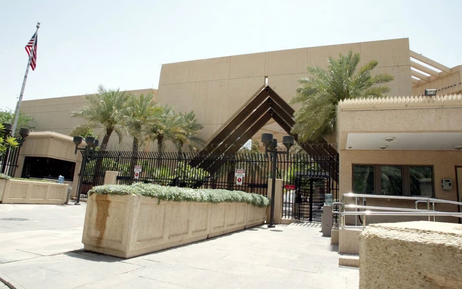 تصاویری از سفارت آمریکا در عربستان که هدف پهپادهای ایرانی قرار گرفت