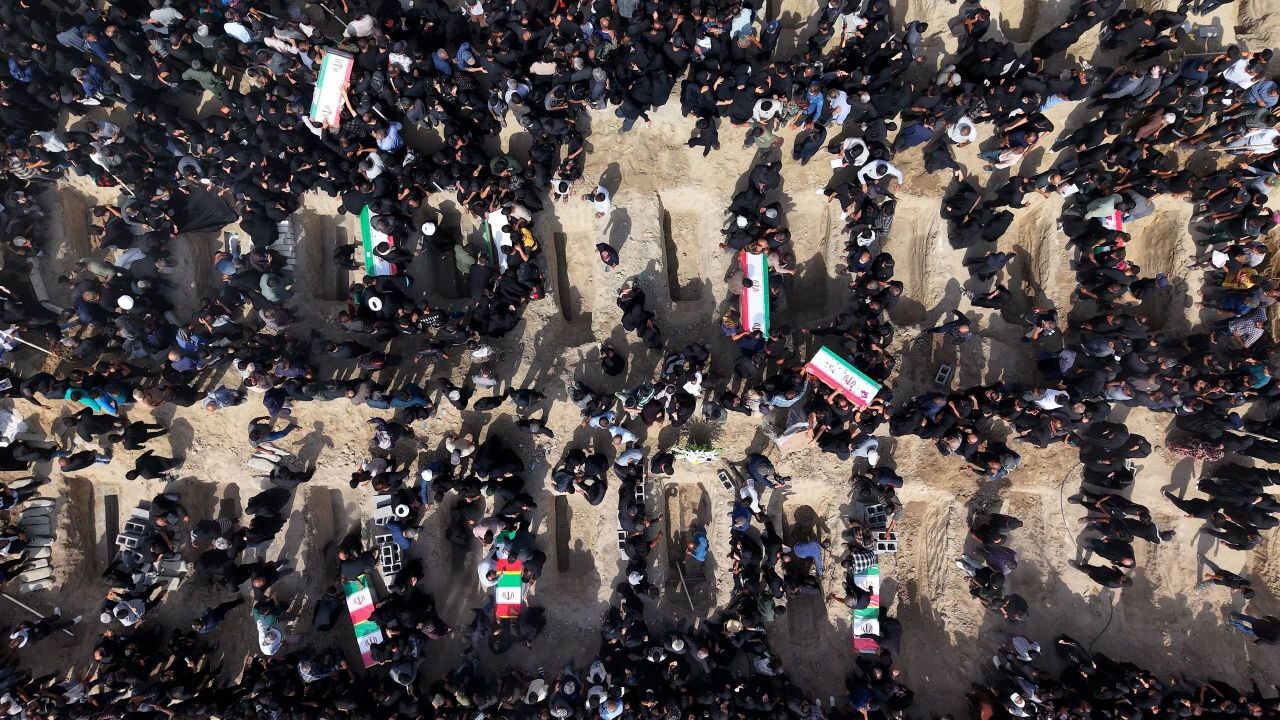 ۱۲ نفر همچنان در مدرسه میناب مفقود هستند