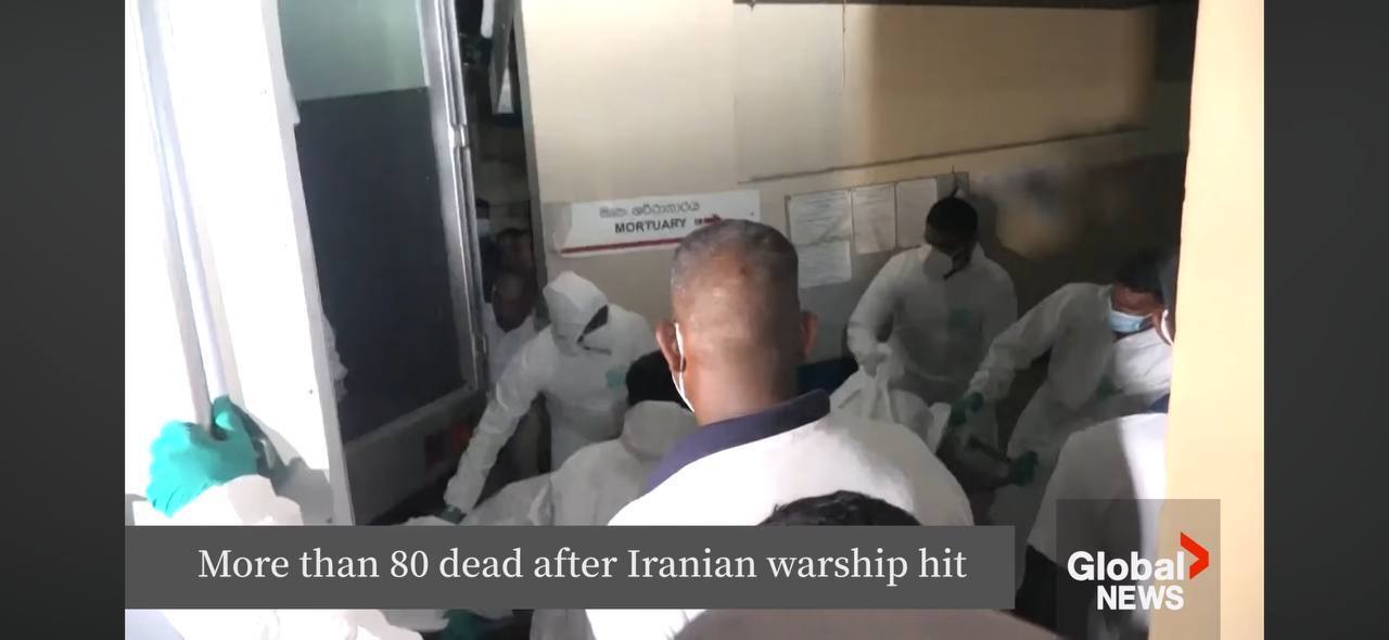 سربازان ارتش سریلانکا در حال جابجایی اجساد خدمه ناو دنا