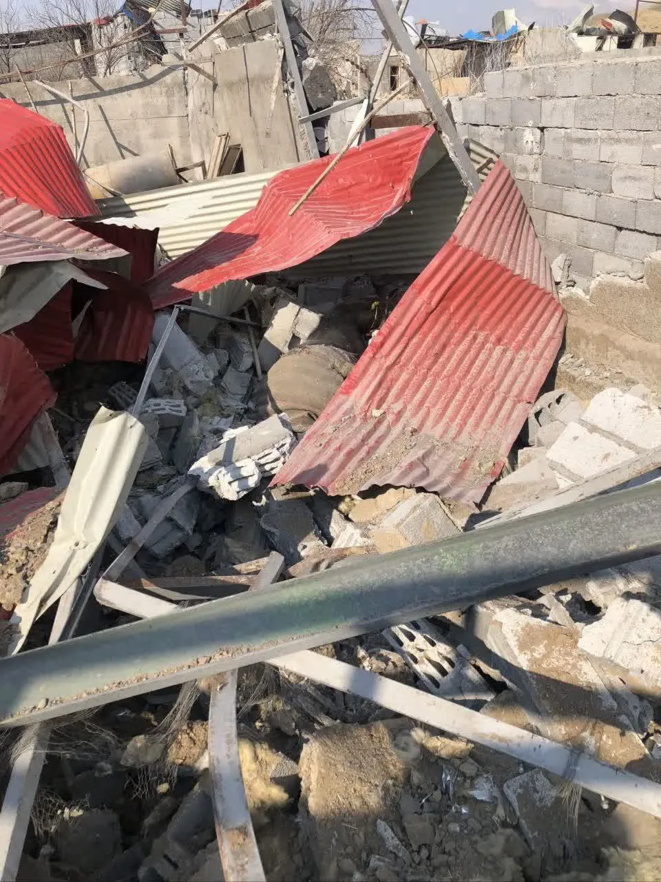 تصاویر| بمباران سوله نگهداری اسب در تبریز