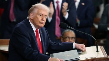 در میانه جنگ با ایران، ترامپ وزیر امنیت داخلی کابینه خود را برکنار می‌کند