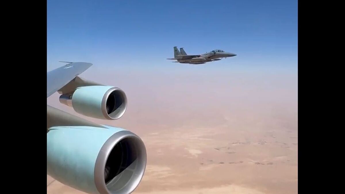 ببینید| اسکورت هواپیماهای مسافربری با استفاده از جنگنده در دبی