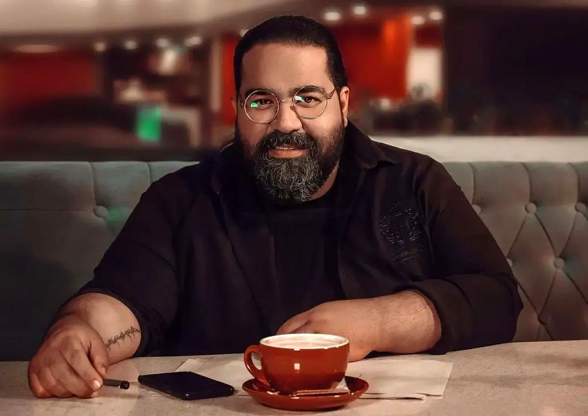 ببینید| رضا صادقی برای «وطن» خواند