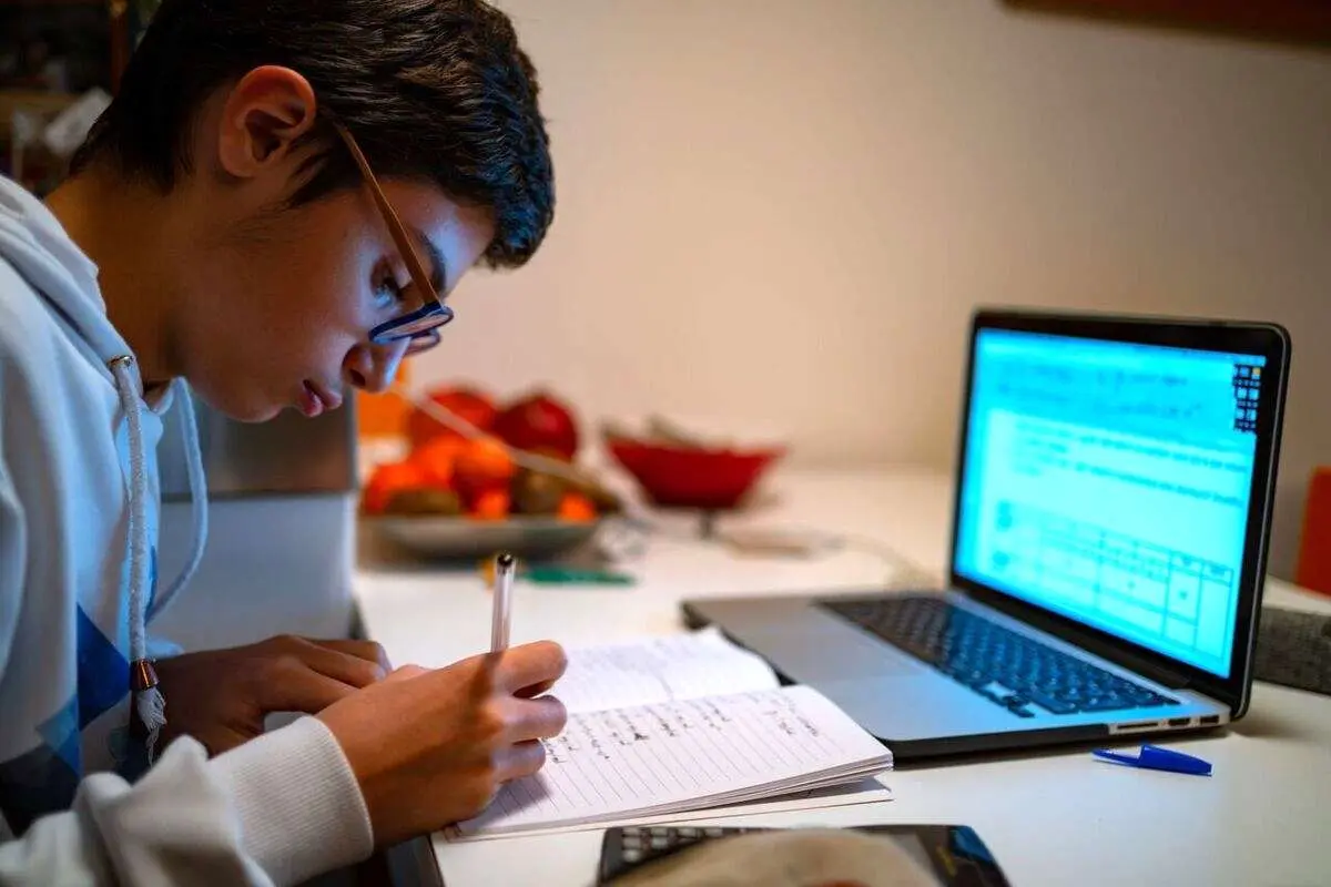 کلاس‌های درسی در «شاد»