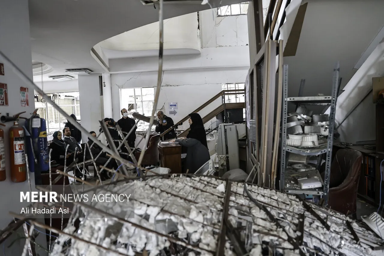 زنده از روز یازدهم جنگ | ️در حمله به ساختمان راهور در شرق تهران ۴ نفر شهید شدند | هشدار لاریجانی درباره تنگه هرمز | وزارت اطلاعات: ۳۰ جاسوس دستگیر شدند