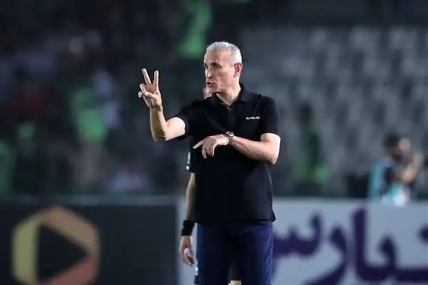 یحیی گل‌محمدی در کنار نیروهای هلال احمر