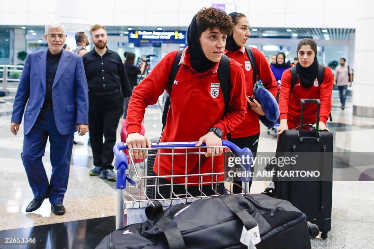 دختران فوتبالیست ایرانی در فرودگاه مالزی در حال بازگشت به ایران