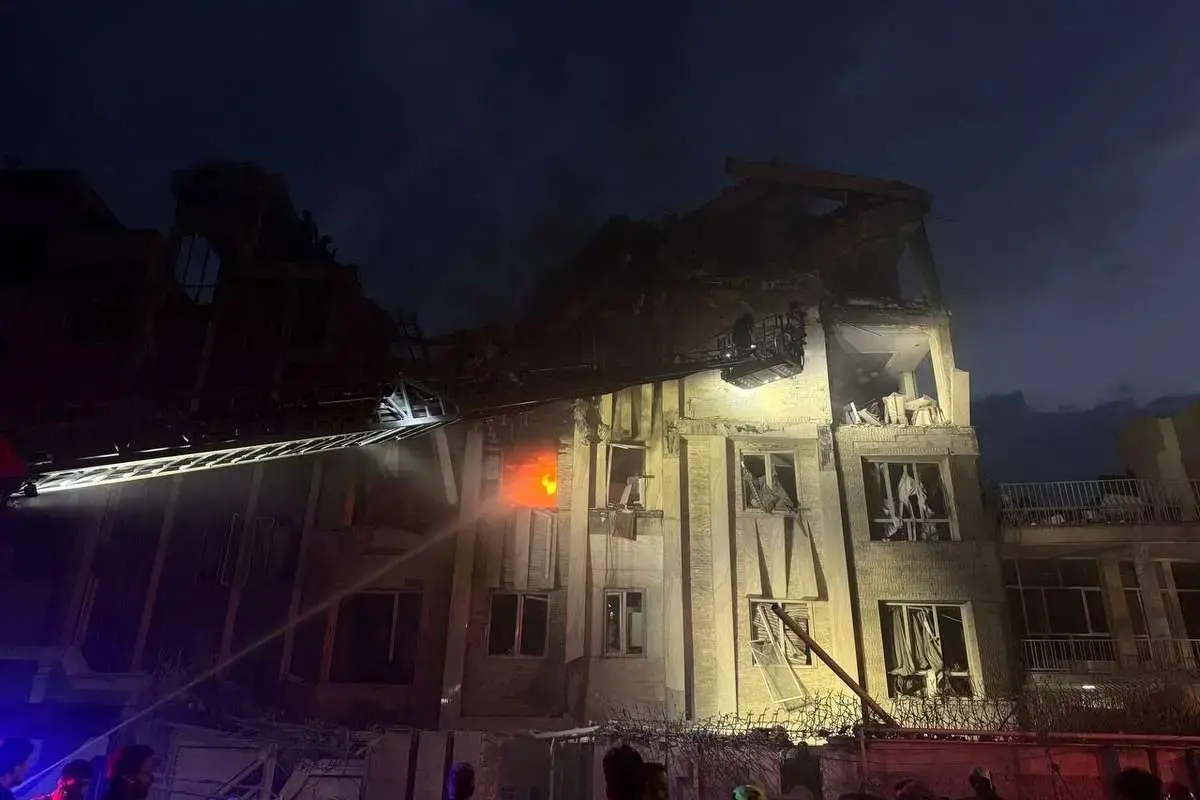 ببینید| اصابت موشک به ساختمان محل سکونت ۴۰ نفر در شمال تهران