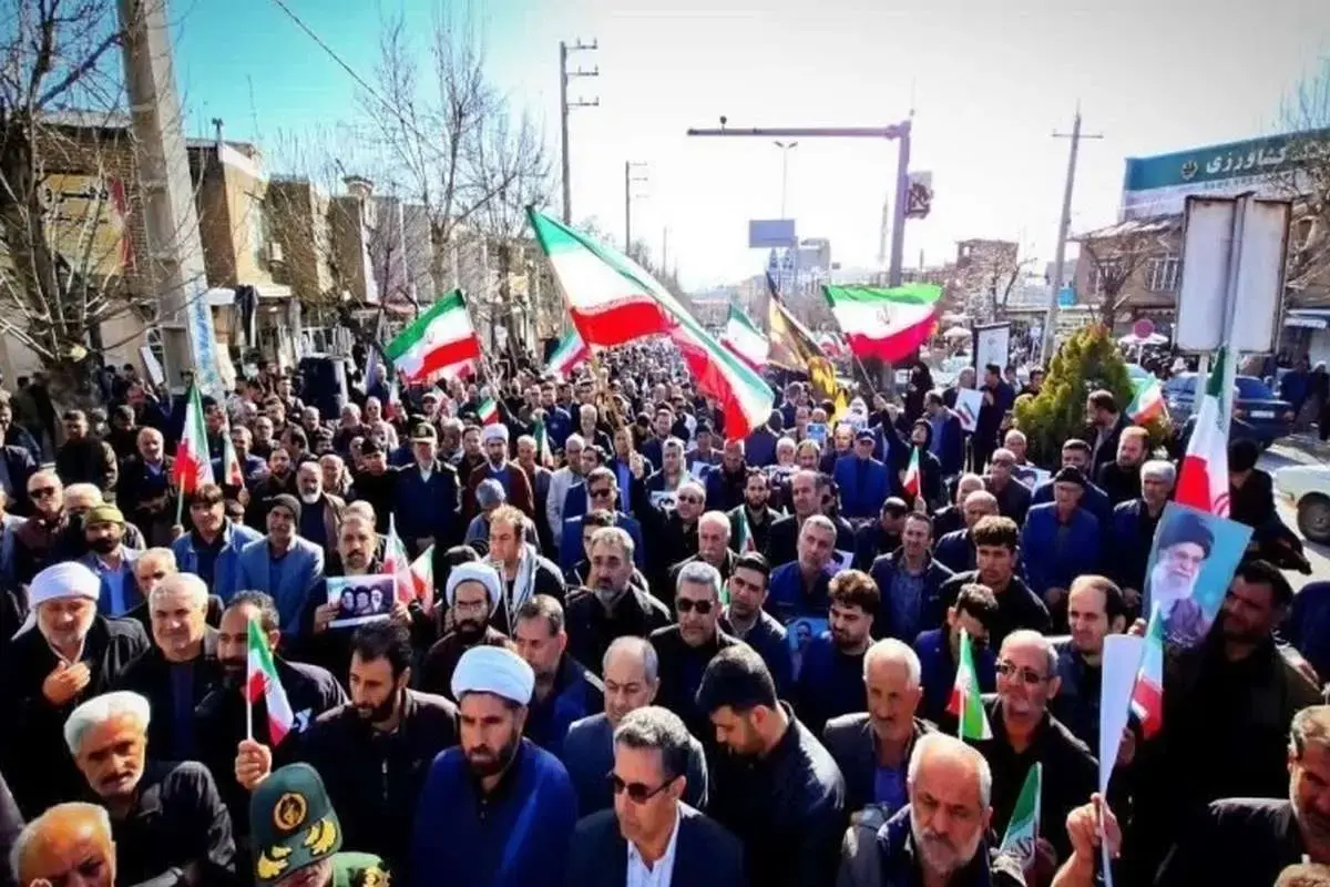 ببینید| ورود پیکر فرماندهان شهید و شهدای مردمی به میدان انقلاب