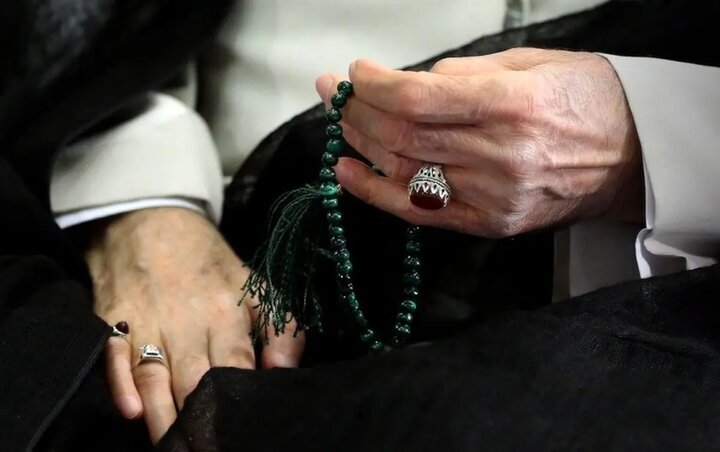 فارس: همسر رهبر شهید انقلاب در قید حیات هستند