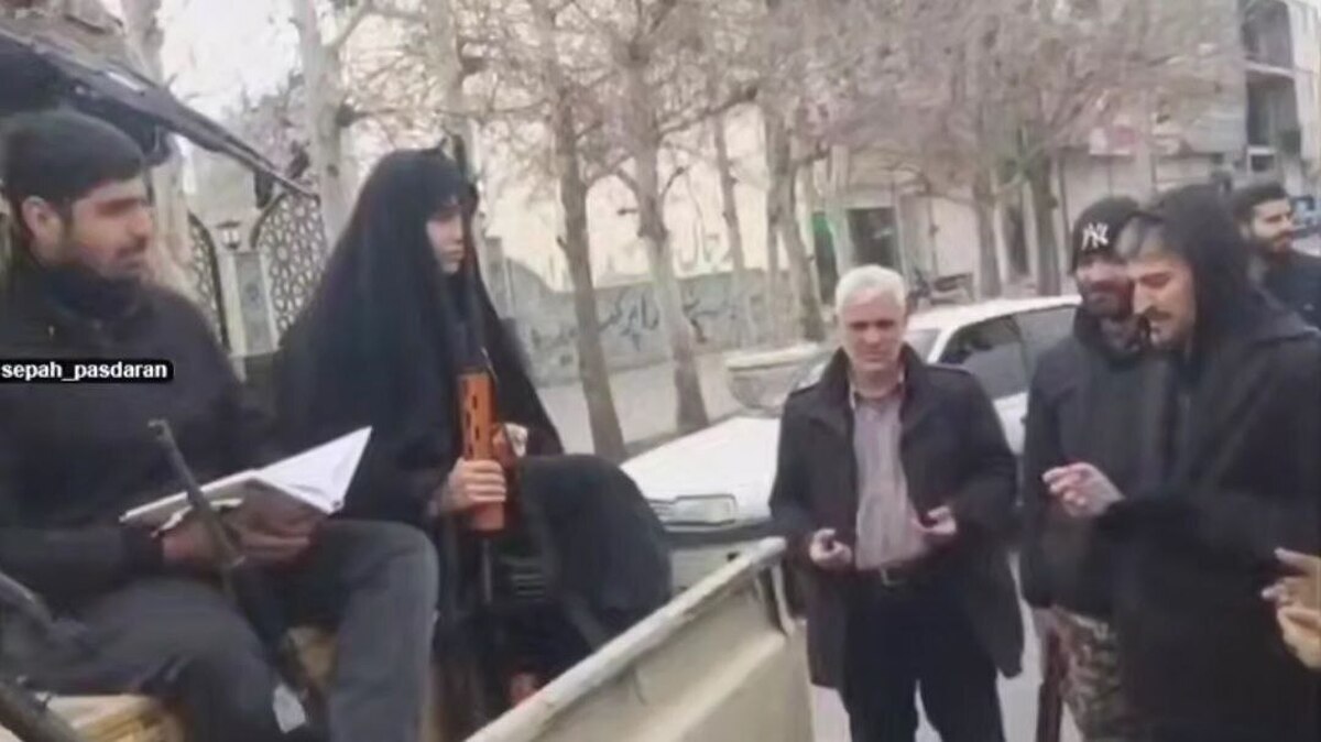 ببینید| برگزاری مراسم عقد با تفنگ و پای تیربار در صفادشت!