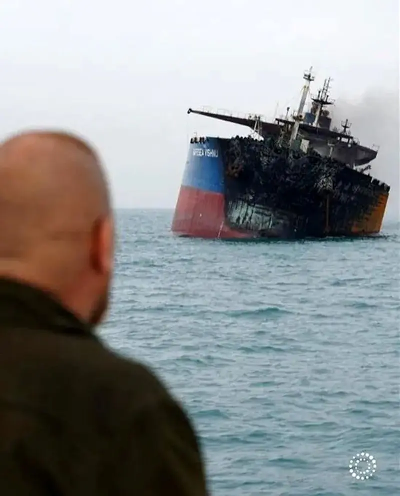 غرق شدن یک نفتکش در تنگه هرمز +عکس