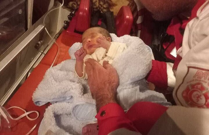 نوزادی که در آغوش عوامل اورژانس به دنیا آمد