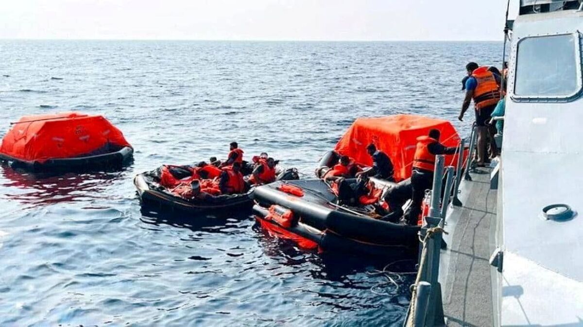 هواپیمای حامل پیکر ملوانان ناوچه دنا عازم ایران شد