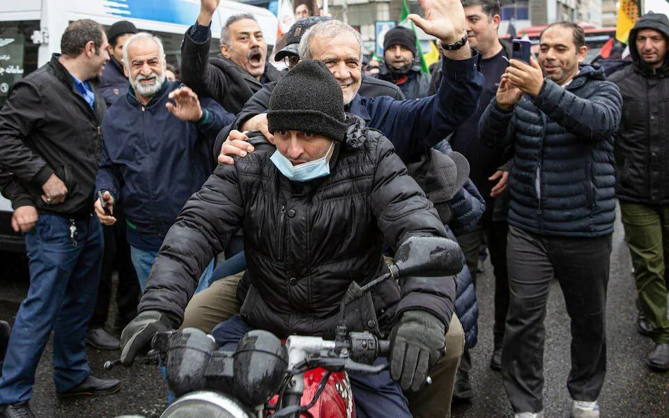 تصویری از پزشکیان سوار بر موتورسیکلت در حاشیه راهپیمایی روز قدس