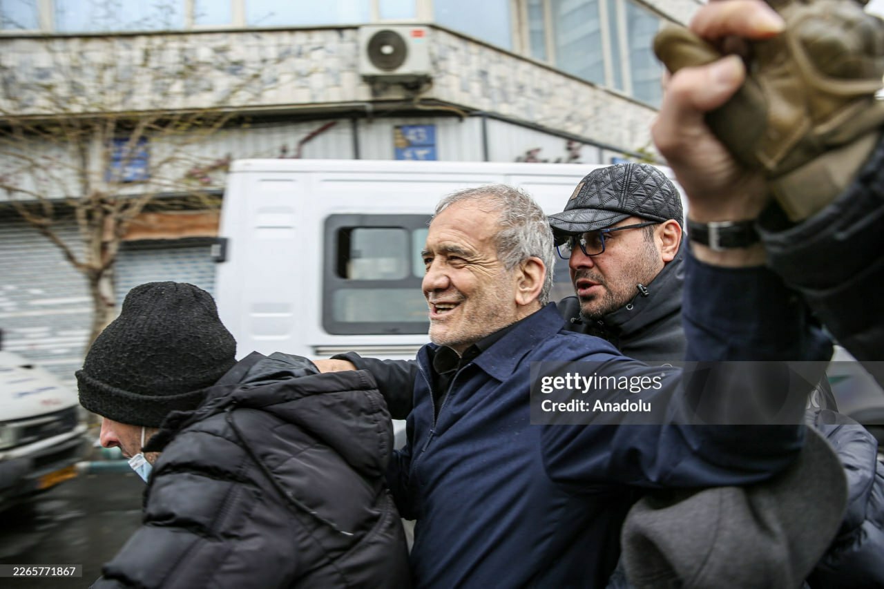 تصویری از پزشکیان سوار بر موتورسیکلت در حاشیه راهپیمایی روز قدس