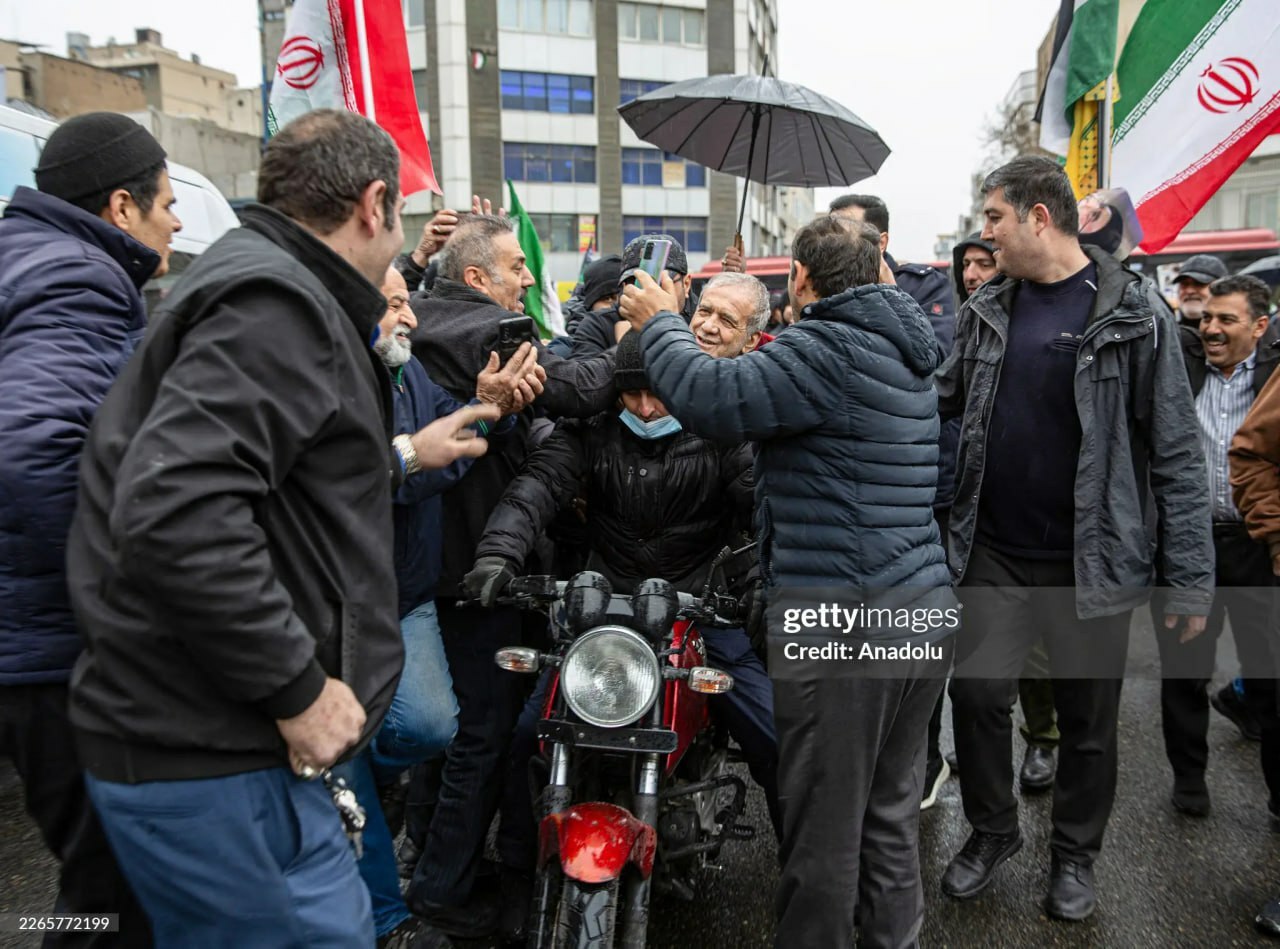 تصویری از پزشکیان سوار بر موتورسیکلت در حاشیه راهپیمایی روز قدس