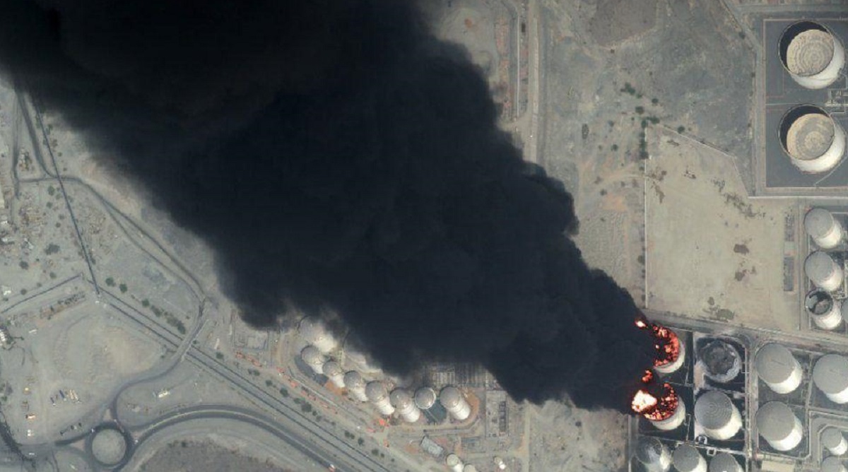 ببینید| برخاستن دود از تأسیسات نفتی فجیره امارات