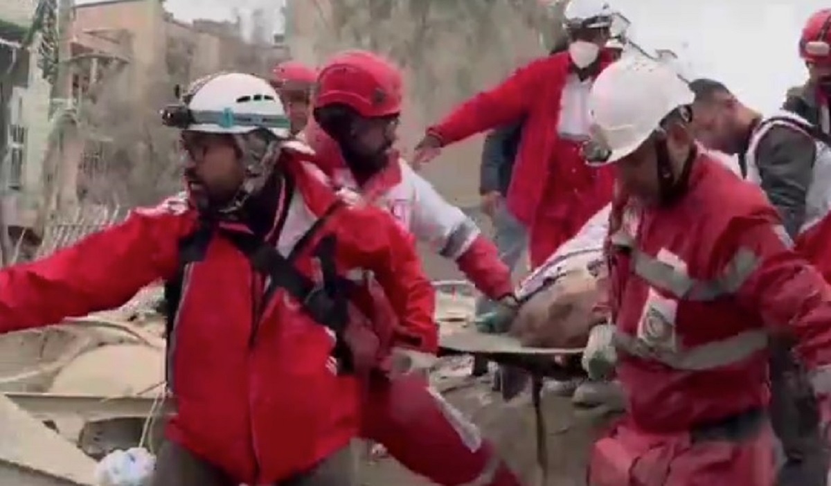 ببینید| لحظه خارج کردن دو مصدوم زنده از زیر آوار پس از حملات ساعتی قبل در تهران