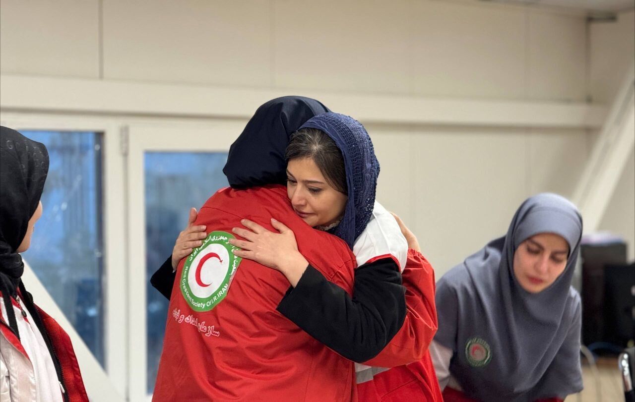 (عکس) پردیس احمدیه در میان اعضای هلال احمر در لحظه تحویل سال حضور یافت