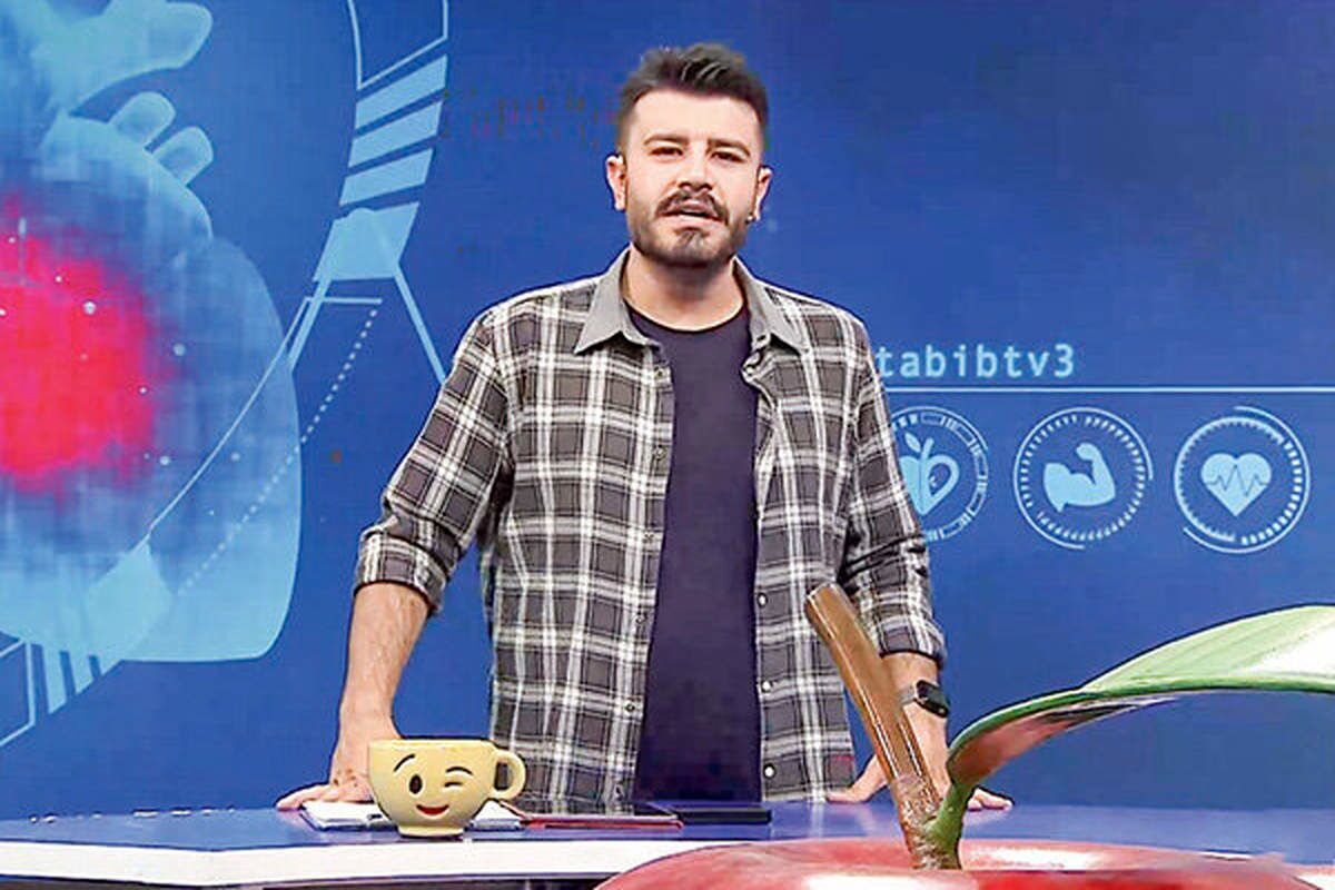 ببینید| روزه خواری مجری مشهور صداوسیما در برنامه زنده