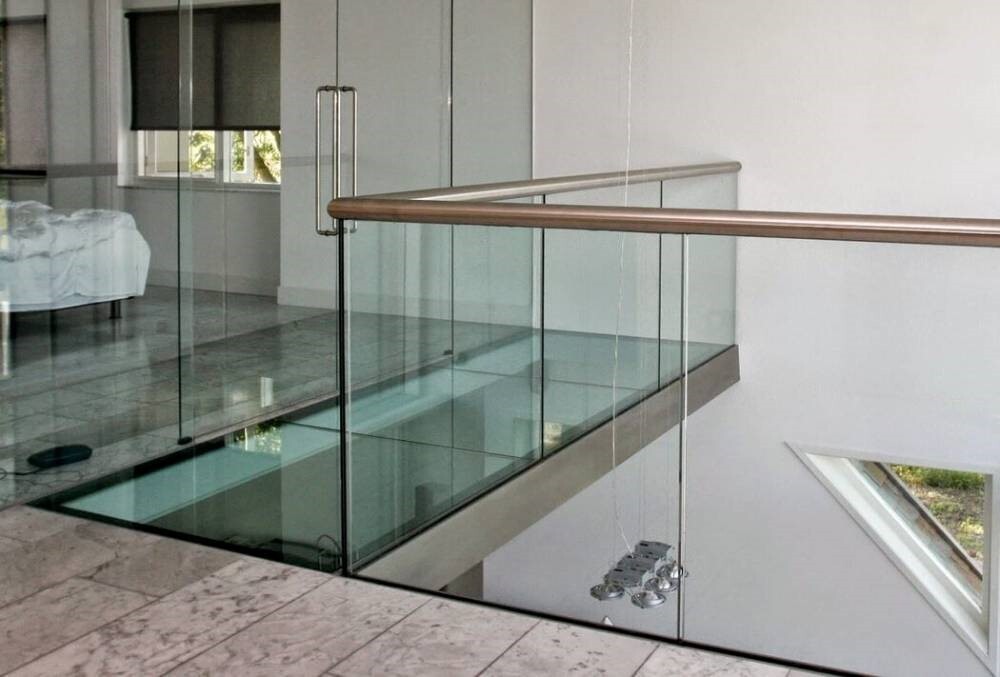 انواع شیشه ساختمانی: درب، نرده، پارتیشن و بالکن