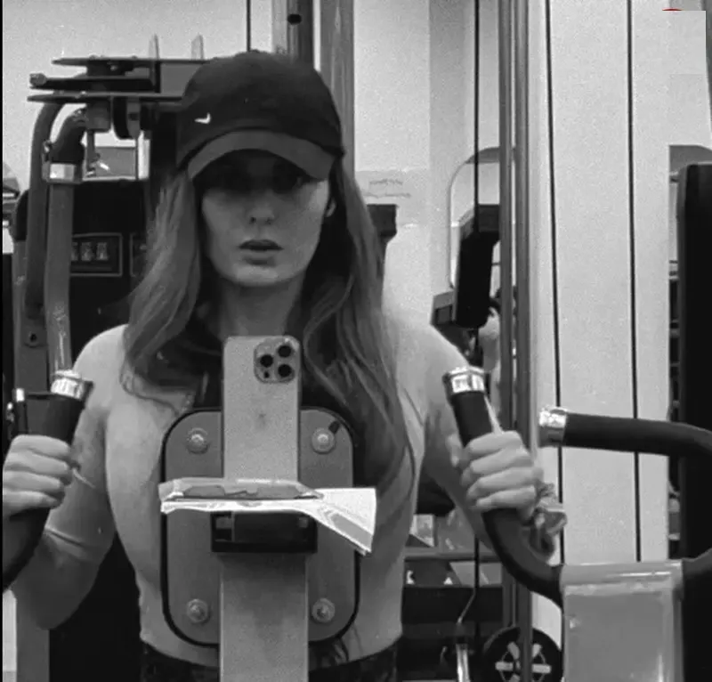 عکس| تیپ و چهرۀ غزاله اکرمی (سوجان) در باشگاه بدنسازی