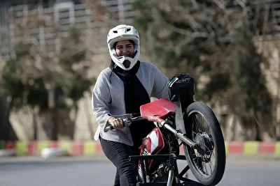 تصاویری از موتورسواری زنان و حرکات آکروباتیک