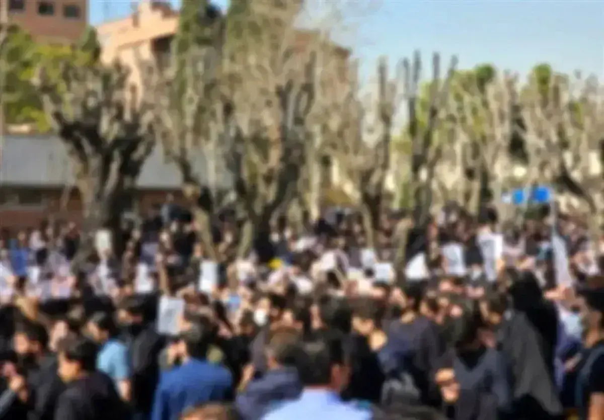 روزنامه اعتماد: به وزیر علوم می‌گویند یا با دانشجویان برخورد امنیتی کن یا استیضاح می‌شوی!