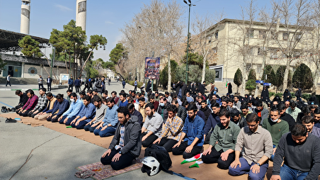 نقد یک روحانی به نماز جماعت دانشجویان بسیجی وسط دانشجویان معترض