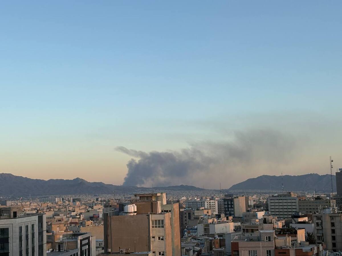 رویت ستون‌های دود سیاه در شرق تهران | آتش نشانی: کارخانه تولید کفش آتش گرفته است