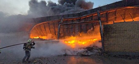 ببینید| تصاویر ایسنا از آتش‌سوزی گسترده کارخانه تولید کفش در جاده خاوران